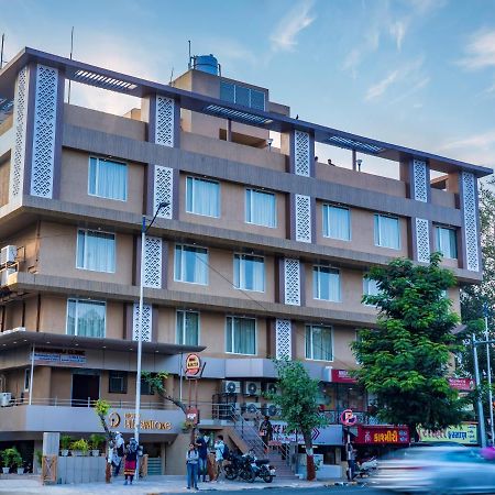 Hotel Pleasant Lake 아흐메다바드 외부 사진