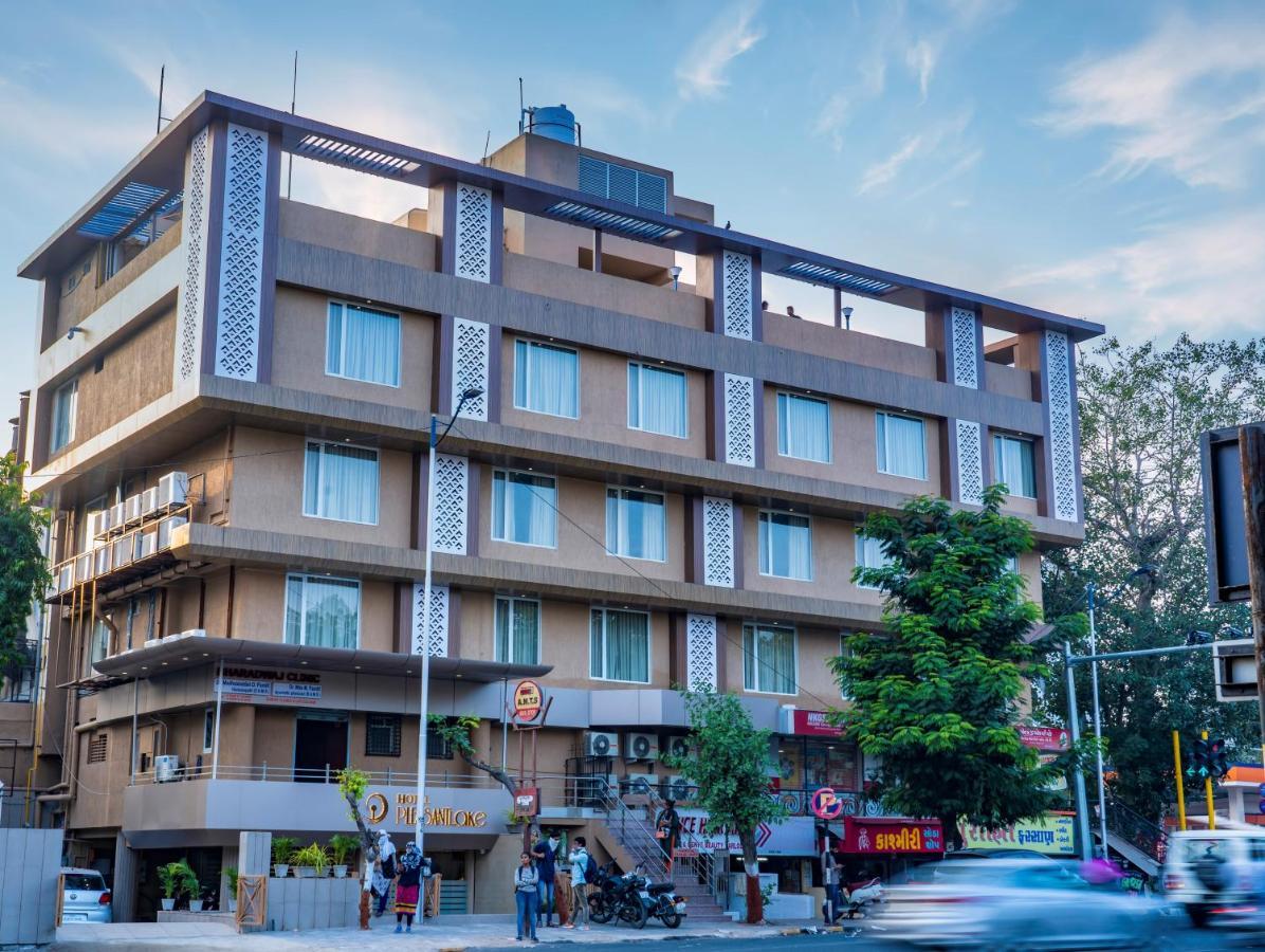Hotel Pleasant Lake 아흐메다바드 외부 사진