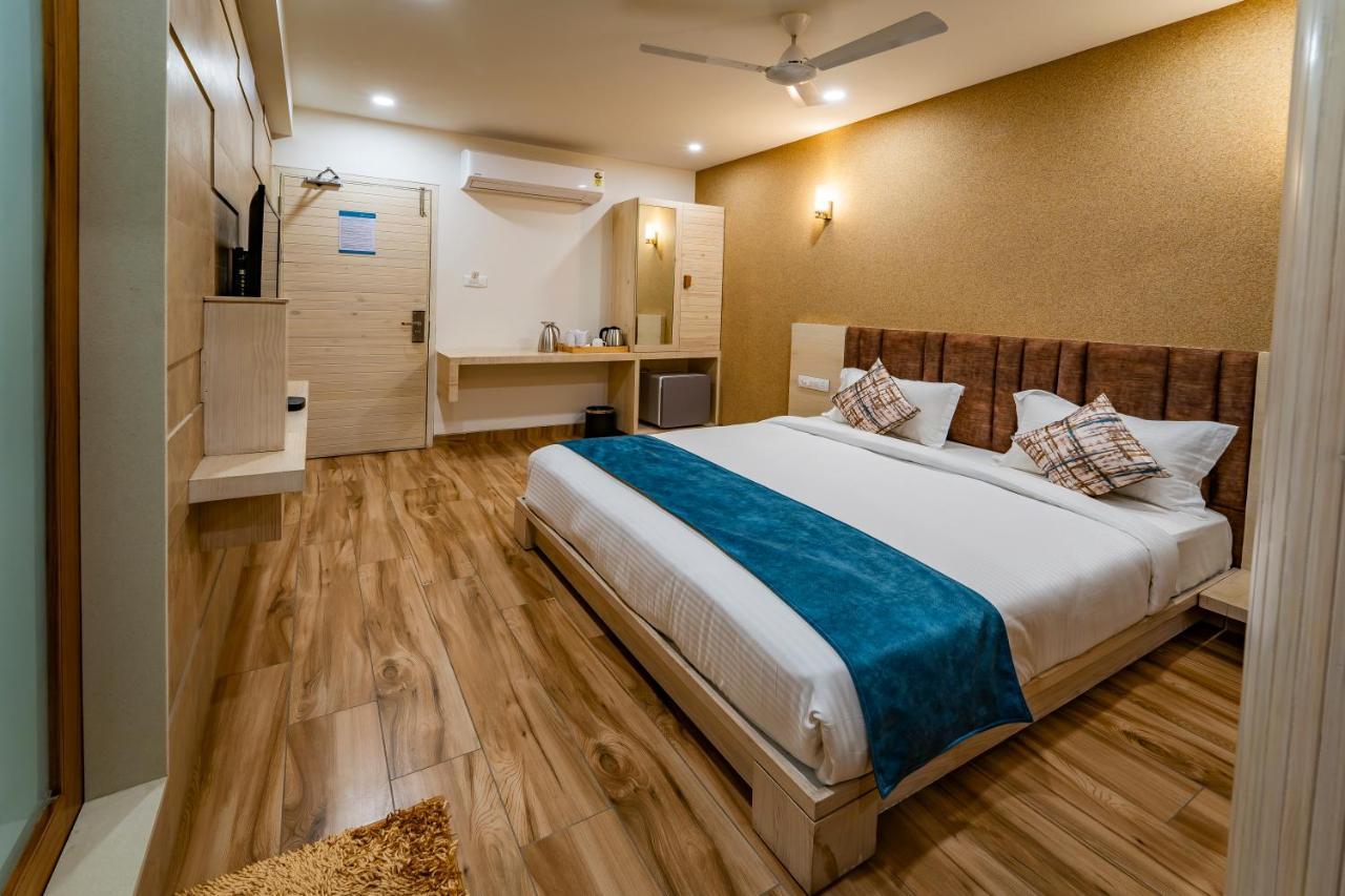 Hotel Pleasant Lake 아흐메다바드 외부 사진