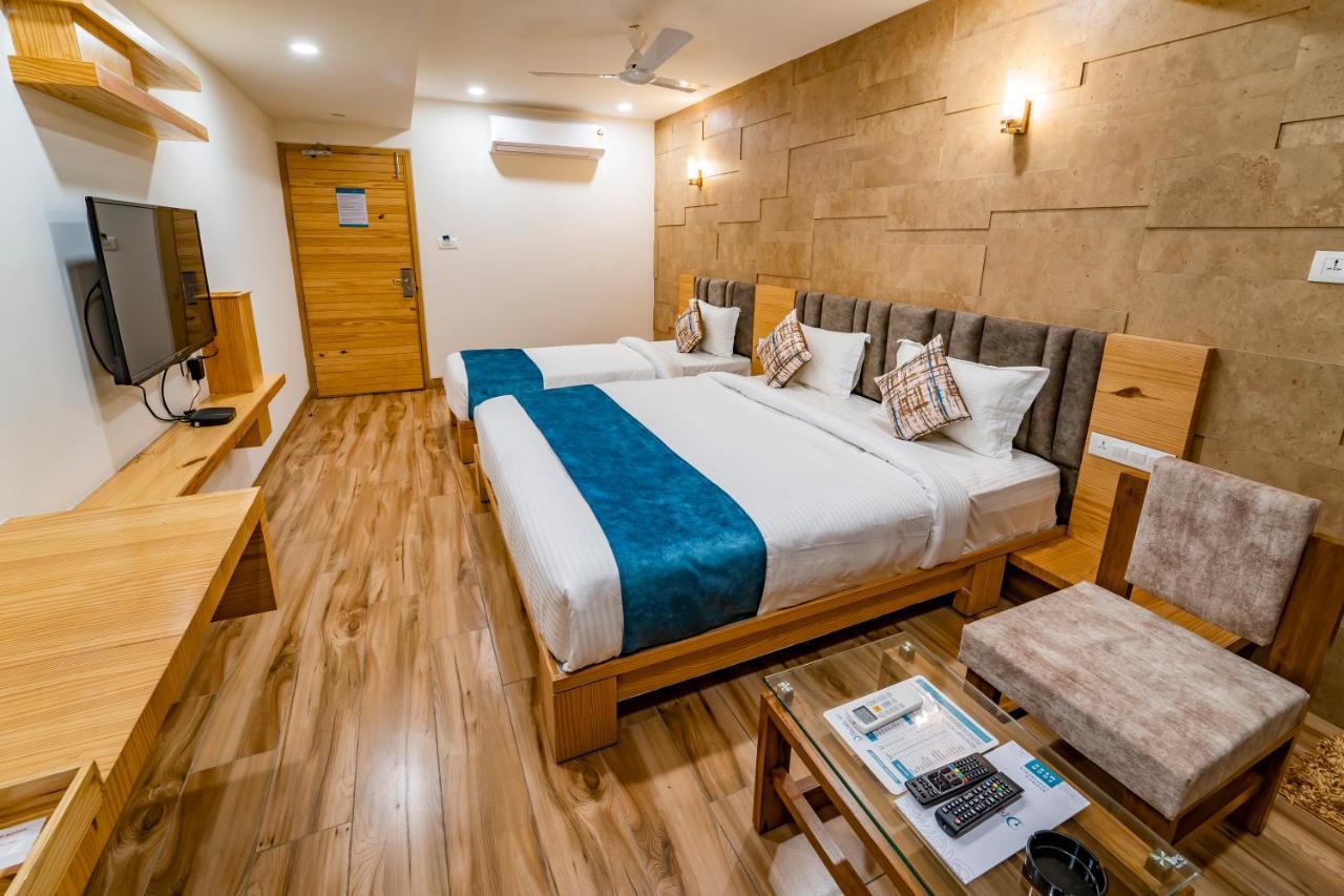 Hotel Pleasant Lake 아흐메다바드 외부 사진