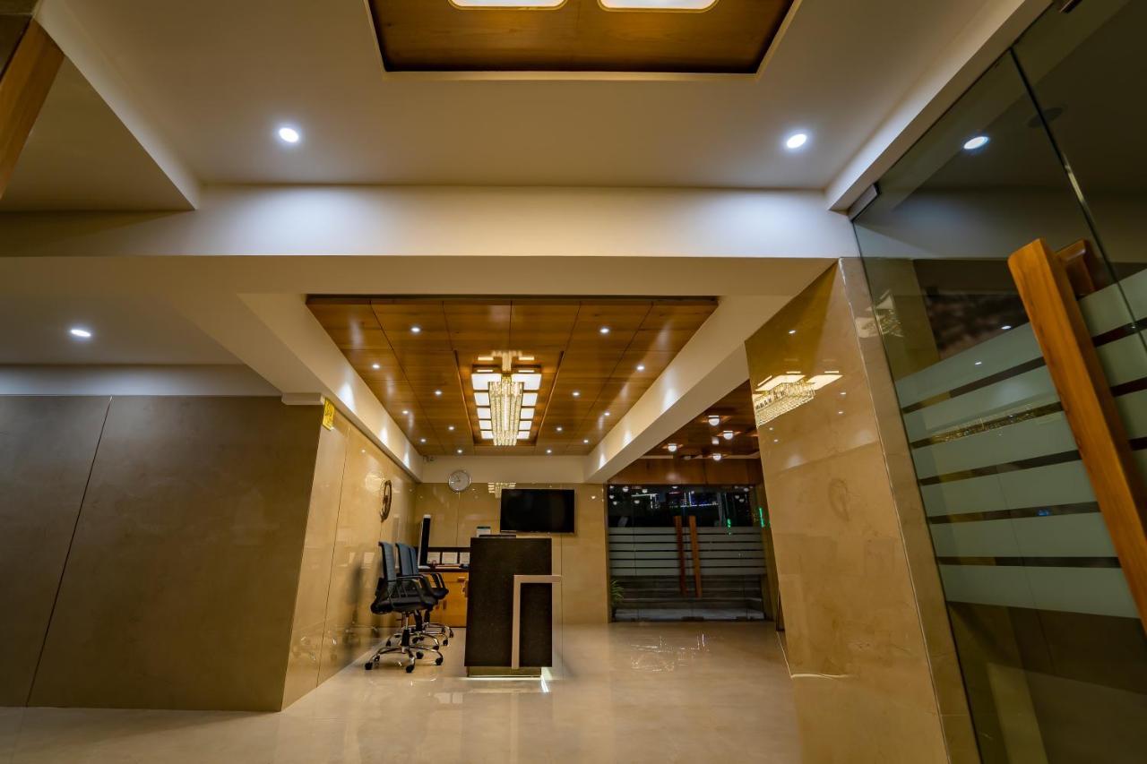 Hotel Pleasant Lake 아흐메다바드 외부 사진