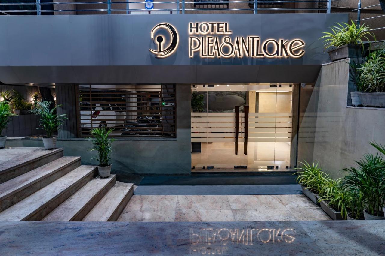 Hotel Pleasant Lake 아흐메다바드 외부 사진