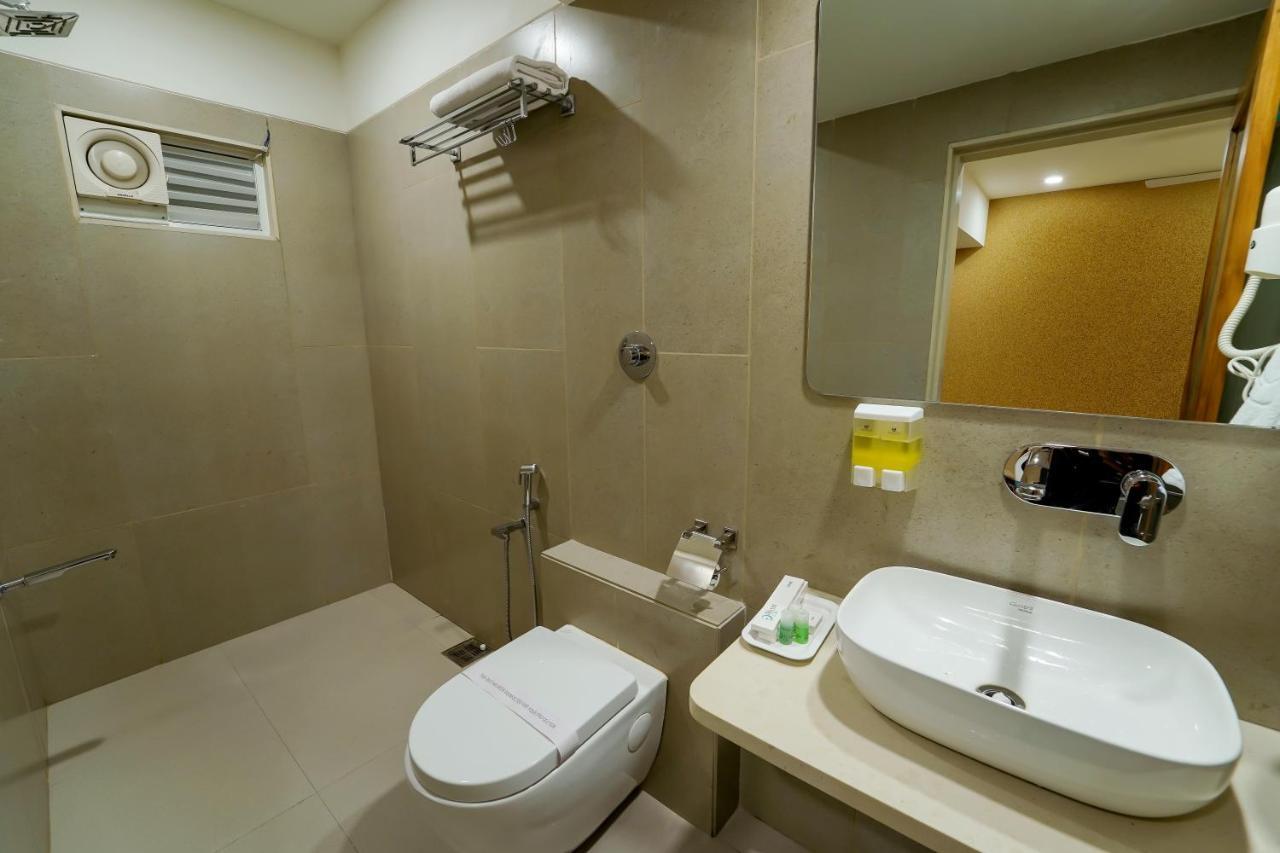 Hotel Pleasant Lake 아흐메다바드 외부 사진