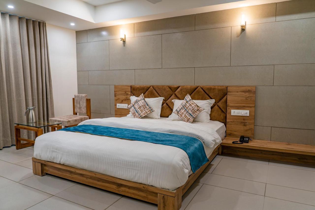 Hotel Pleasant Lake 아흐메다바드 외부 사진