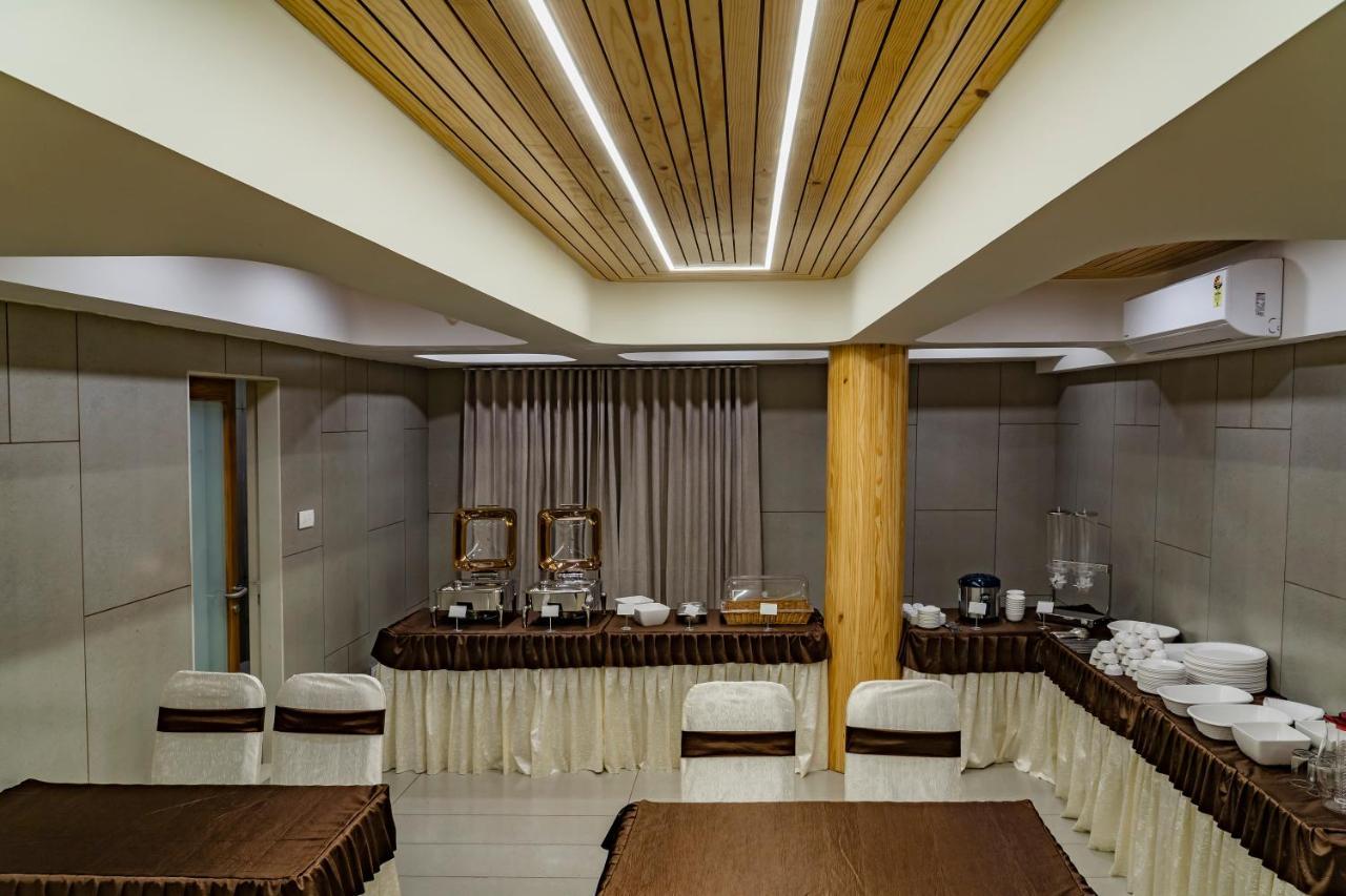Hotel Pleasant Lake 아흐메다바드 외부 사진